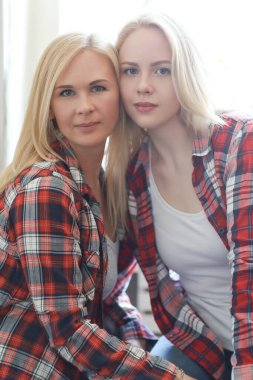 Anne ve kızı evde.