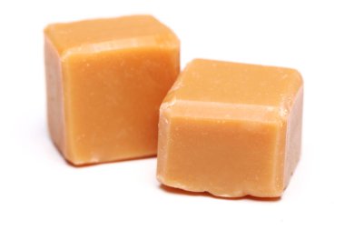 Beyaz arkaplanda şekerlerin yakın plan görüntüsü 