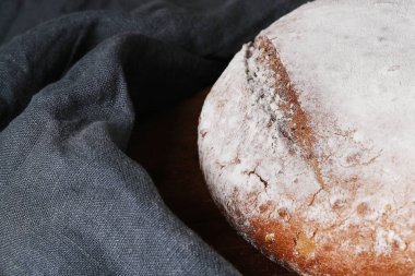 Ekmek somunu masada.