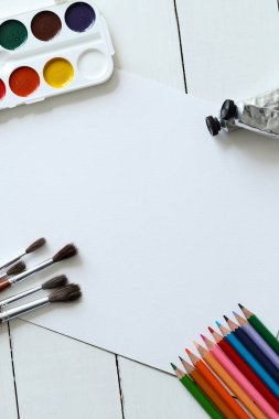 Masanın üzerine boya araçları