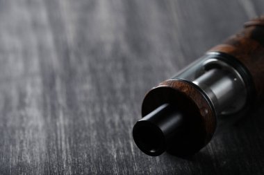 Tahta masada buharlaştırma cihazı var.