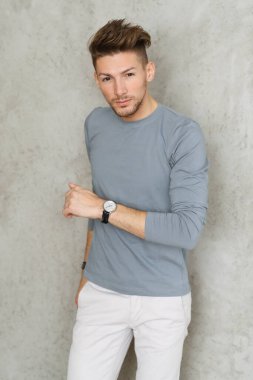 Erkek modası. Evdeki yakışıklı adam.