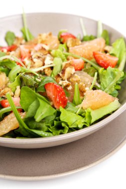 Masadaki lezzetli salata