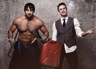 İnşaat aletleri olan güçlü ve çılgın adamlar.