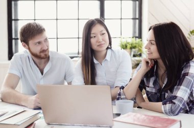 birlikte modern ofisinde çalışan genç iş adamları