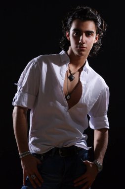 Siyah arka planda izole edilmiş genç ve çekici Latin çocuk.