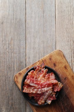 Kızarmış domuz pastırması.