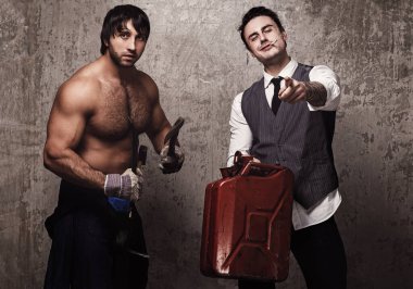 İnşaat aletleri olan güçlü ve çılgın adamlar.