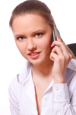genç ve güzel bir iş kadını telefonla konuşuyor