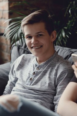 Yakışıklı genç çocuk evde