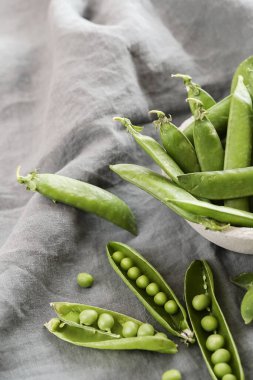 Sebzeler. Masadaki yeşil bezelyeler