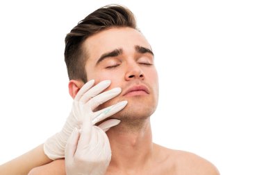 Estetik ameliyat. Beyaz arka planda yakışıklı bir adam.