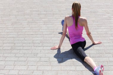 Spor, aktivite. Isınma turunda tatlı bir kadın.