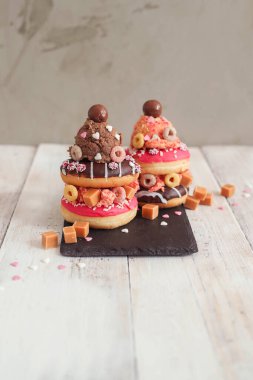 Üstünde dondurma olan tatlı çörek.