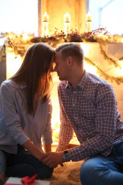 Akşam şöminenin yanında güzel bir çift.