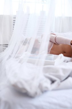 Moda. İç çamaşırlı güzel bir kadın.