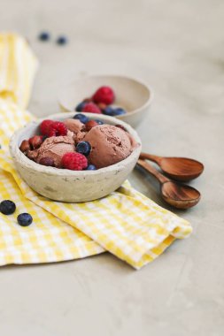 Tatlı. Masada nefis dondurma var.