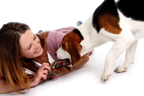 Jovem Feliz Brincando Com Seu Cão Fundo Branco — Fotografia de Stock