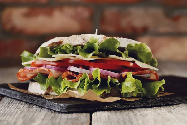 Comida Delicioso Gran Sándwich Sobre Mesa — Foto de Stock