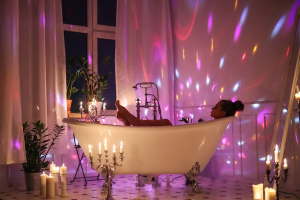 浴室だ 美しい女性でランジェリー — ストック写真