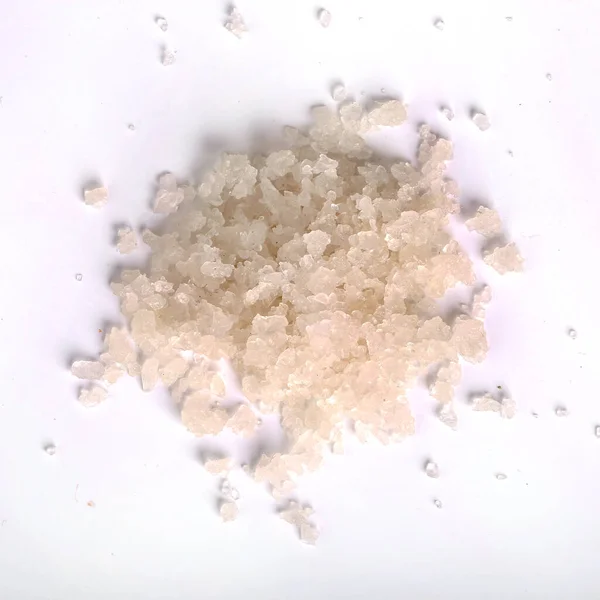 白色背景上的海盐含量 — 图库照片