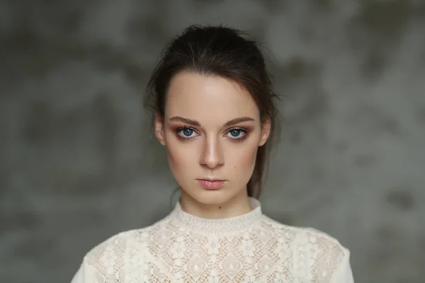 Vrouw Een Betonnen Muur Achtergrond — Stockfoto