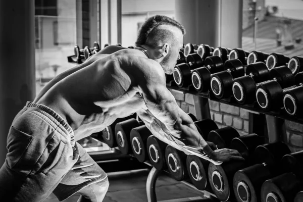 Fitness Bodybuilding Uomo Potente Durante Allenamento — Foto Stock