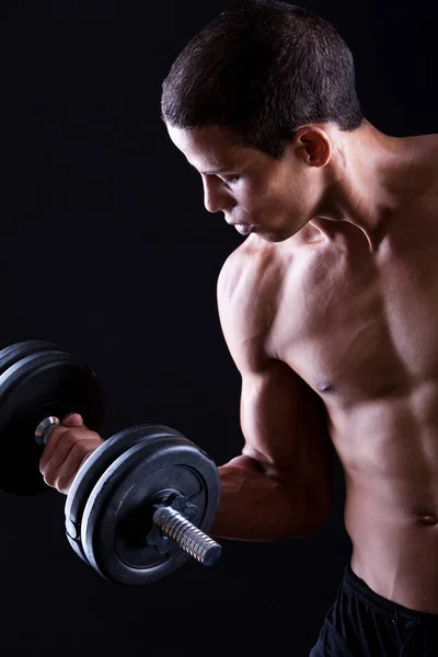 Kräftiger Und Muskulöser Typ Mit Hantel Vor Schwarzem Hintergrund — Stockfoto