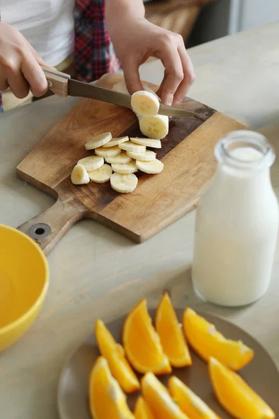 Slicing Banana Cutting Board — Stock Photo, Image