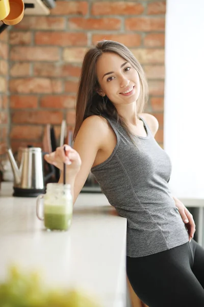 Mujer Encantadora Con Delicioso Batido — Foto de Stock