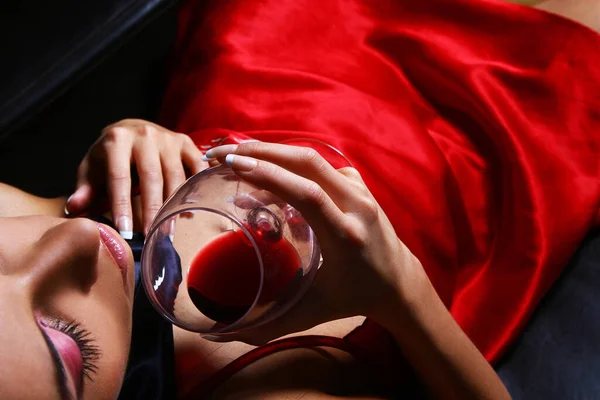 赤ワインの若く セクシーな女性 — ストック写真
