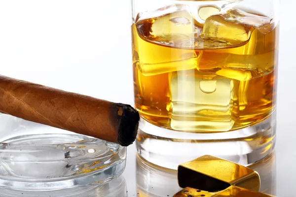 Vaso Whisky Cigarro Sobre Fondo Blanco —  Fotos de Stock