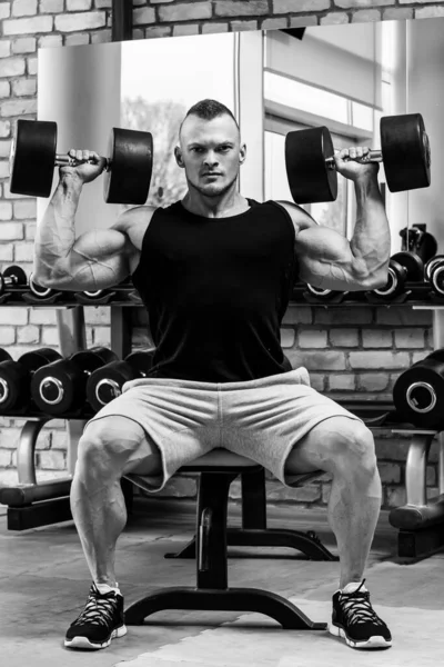 Fitness Musculación Hombre Poderoso Durante Entrenamiento — Foto de Stock