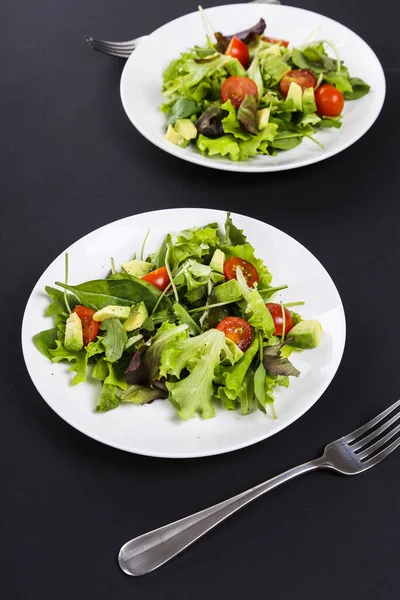 テーブルの上のおいしいサラダ — ストック写真