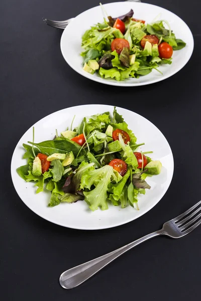 식탁에 맛있는 샐러드 — 스톡 사진