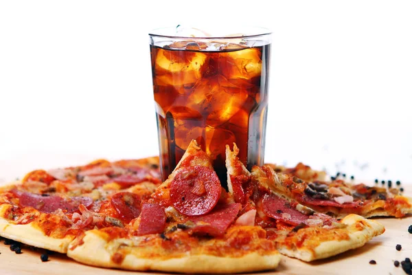 Pizza Fresca Com Salame Cogumelos Bebida Fria Cola — Fotografia de Stock