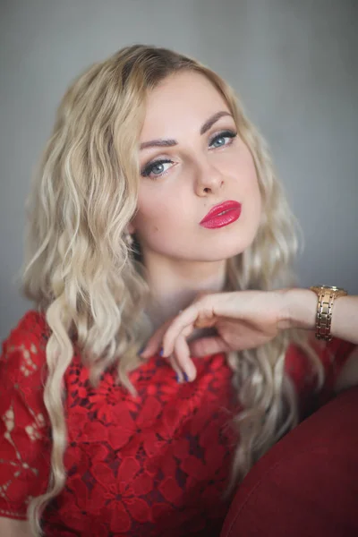 Schöne Blonde Frau Roten Kleid — Stockfoto