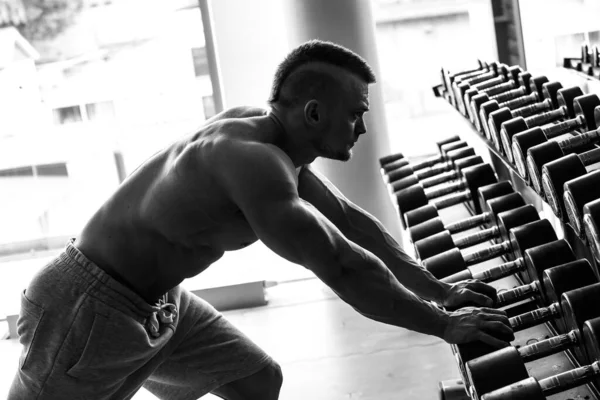 Fitness Musculación Hombre Poderoso Durante Entrenamiento — Foto de Stock