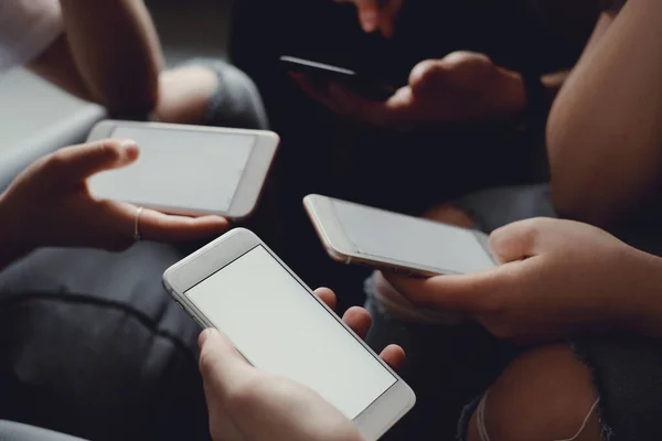 Evde bir grup genç var.