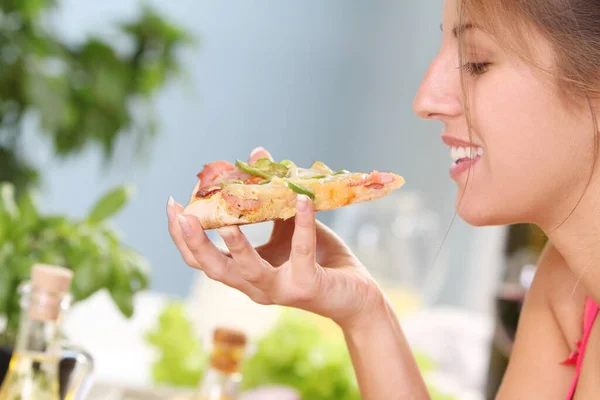 Hermosa Mujer Con Pizza Cocina — Foto de Stock