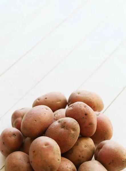生食だ テーブルの上の赤いジャガイモ — ストック写真