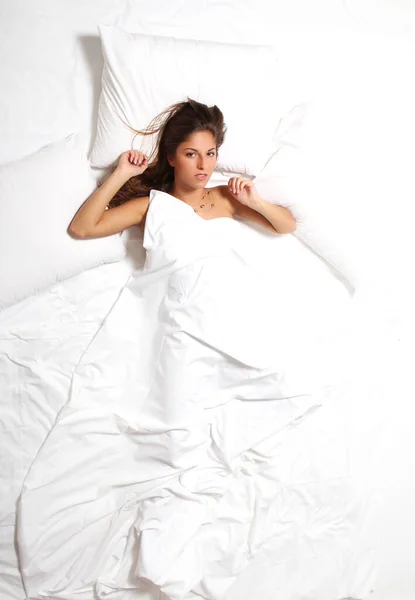 Junge Und Schöne Frau Entspannt Sich Morgens Bett — Stockfoto