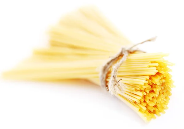 Nahaufnahme Von Ungekochten Spaghetti Vor Weißem Hintergrund — Stockfoto