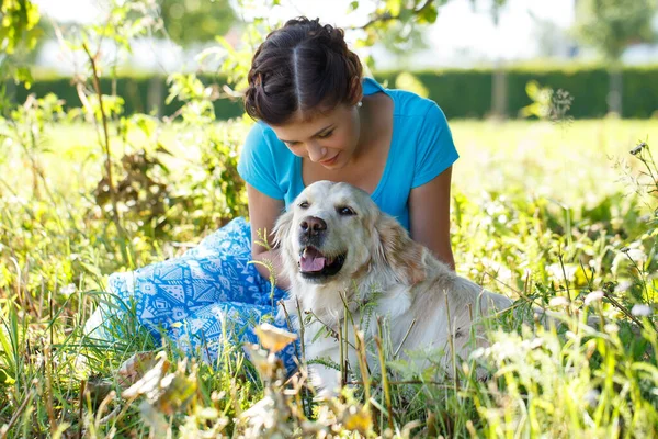 Leuk Meisje Blauwe Jurk Met Schattige Hond — Stockfoto