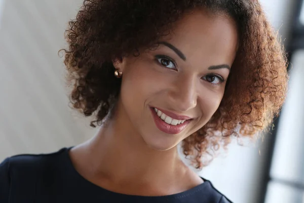 Escritório Estilo Vida Mulher Com Penteado Afro Americano — Fotografia de Stock