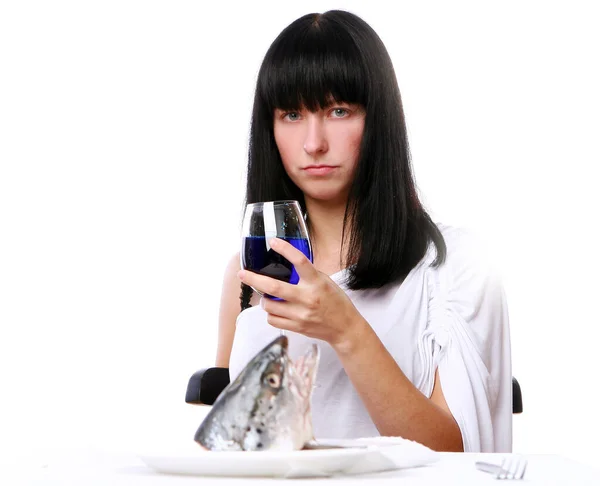 Una Hermosa Mujer Comiendo Pescado Fresco Bebiendo Vino — Foto de Stock