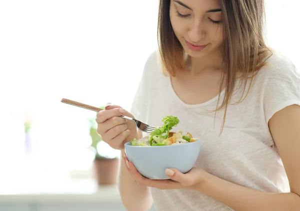 Hermosa Chica Comiendo Desayuno Saludable — Foto de Stock