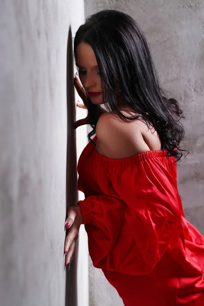 Mode Femme Robe Rouge Posant Sur Fond Mur Béton — Photo