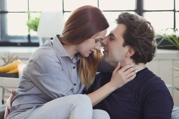 Adorável Jovem Casal Desfrutando Juntos Casa — Fotografia de Stock