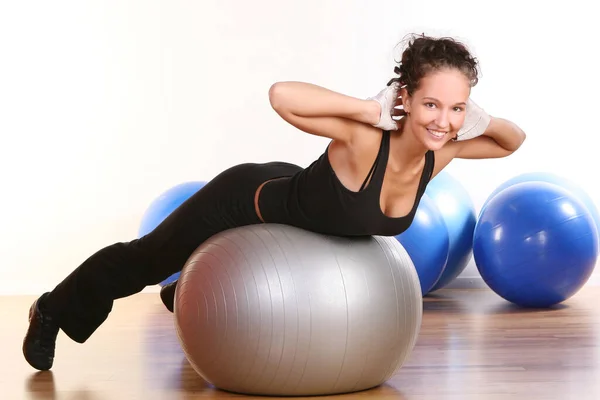 Schöne Junge Frau Macht Fitnessübungen — Stockfoto